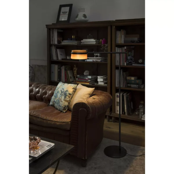 Lampadaire contemporain Loop Led en métal et abat-jour en bois de cerisier par Estudi Ribaudi