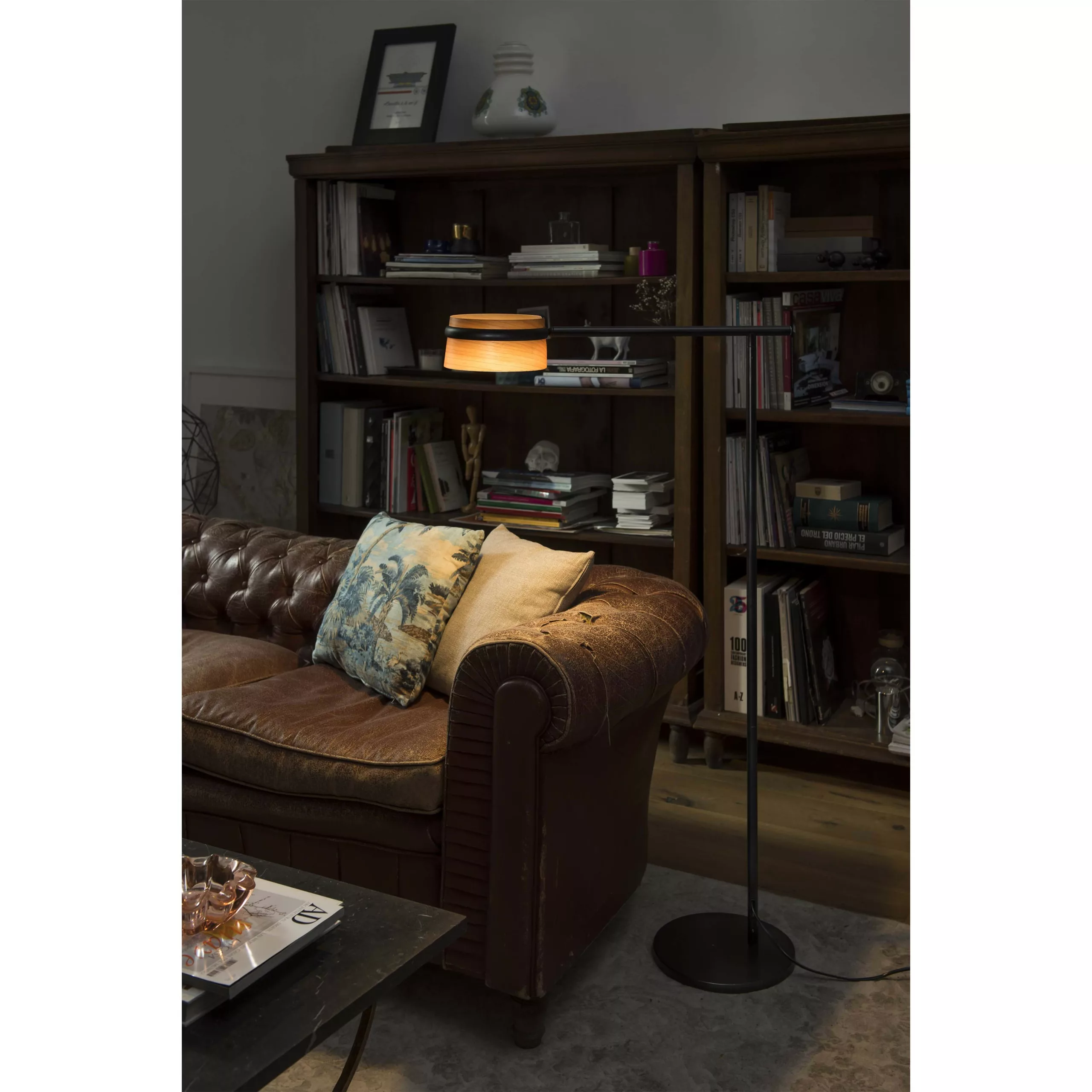 Lampadaire contemporain Loop Led en métal et abat-jour en bois de cerisier par Estudi Ribaudi