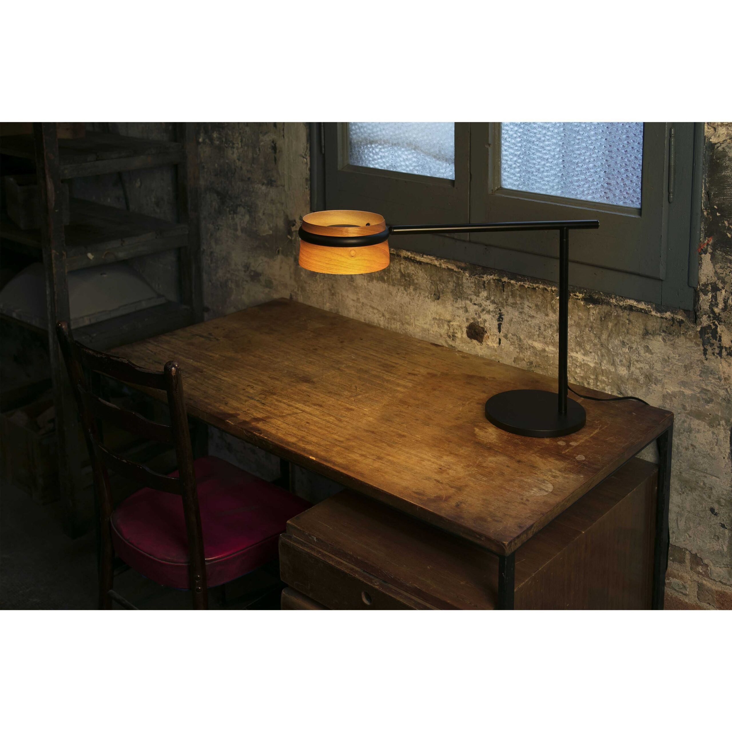 Lampe à poser contemporain Loop Led en métal et abat-jour en bois de cerisier par Estudi Ribaudi Lampe à poser contemporain Loop Led en métal et abat-jour en bois de cerisier par Estudi Ribaudi