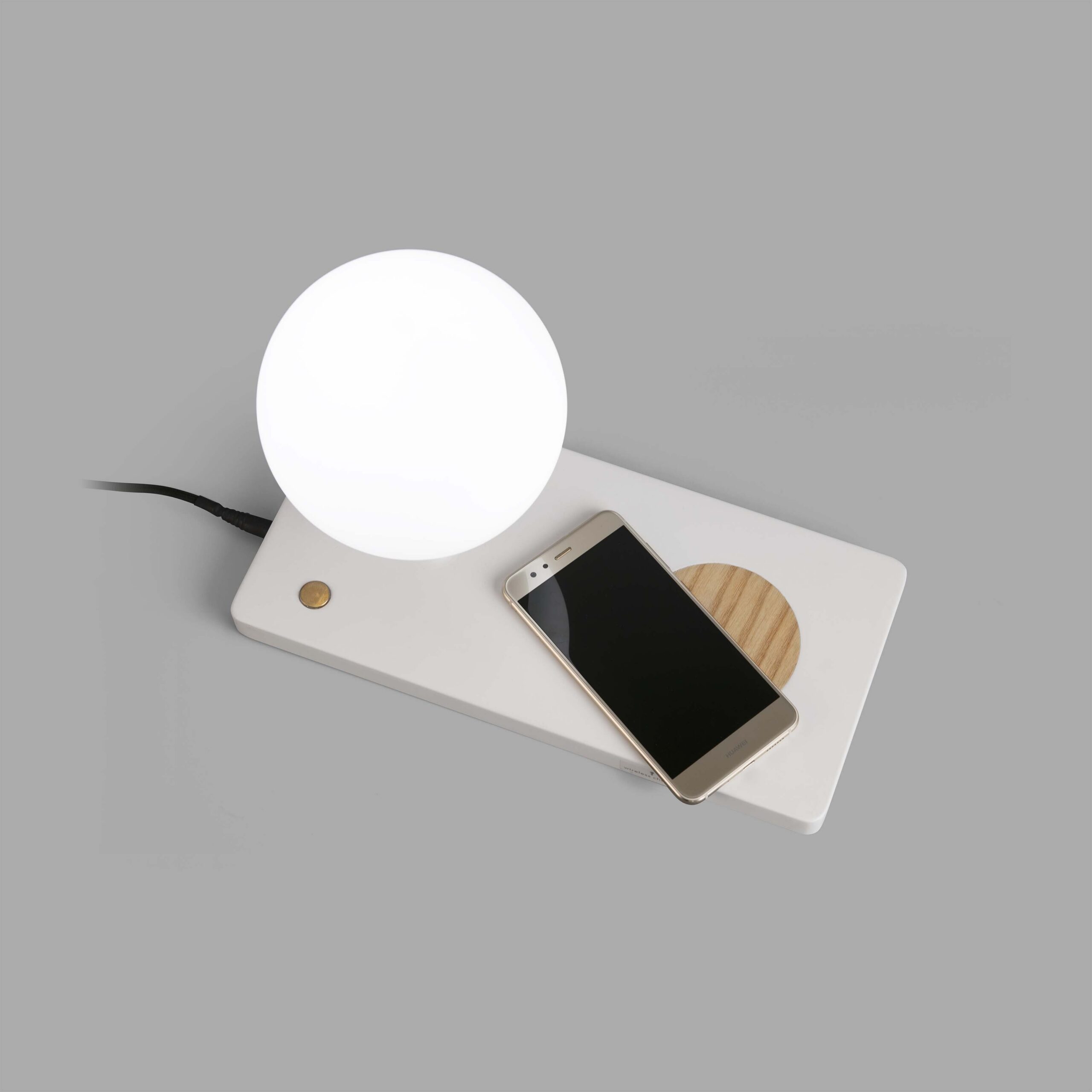 Lampe à poser pour hôtel avec chargeur pour téléphones wireless Niko Led au design moderne par Nahtrang
