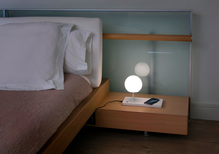 Lampe à poser pour hôtel avec chargeur pour téléphones wireless Niko Led au design moderne par Nahtrang Lampe à poser pour hôtel avec chargeur pour téléphones wireless Niko Led au design moderne par Nahtrang