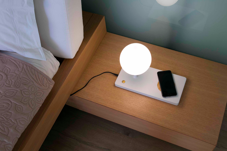 Lampe à poser pour hôtel avec chargeur pour téléphones wireless Niko Led au design moderne par Nahtrang Lampe à poser pour hôtel avec chargeur pour téléphones wireless Niko Led au design moderne par Nahtrang