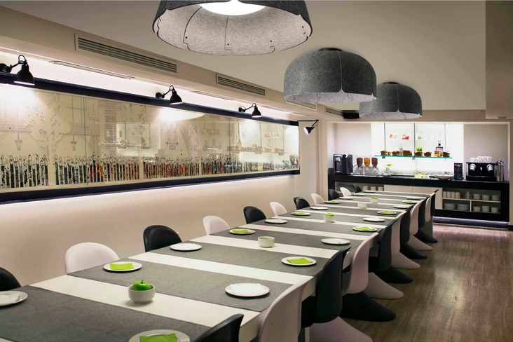 Suspension contemporaine pour restaurant Mute ø80 avec abat-jour fabriqué avec des bouteilles recyclées par Nahtrang Suspension contemporaine pour restaurant Mute ø80 avec abat-jour fabriqué avec des bouteilles recyclées par Nahtrang