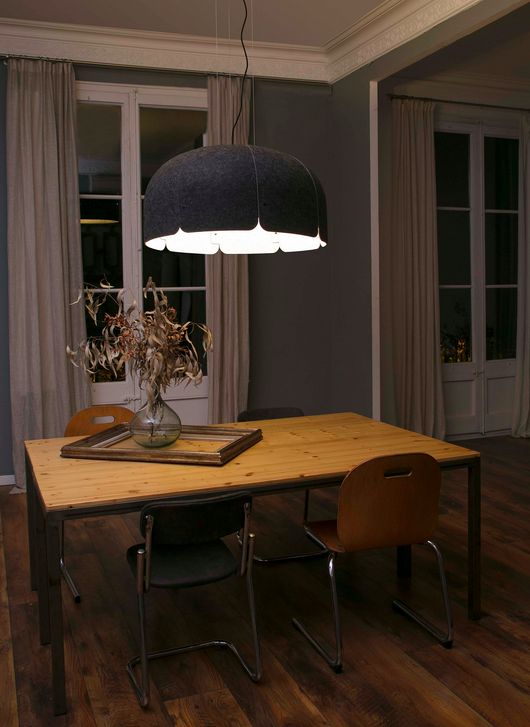 Suspension contemporaine pour restaurant Mute ø80 avec abat-jour fabriqué avec des bouteilles recyclées par Nahtrang Suspension contemporaine pour restaurant Mute ø80 avec abat-jour fabriqué avec des bouteilles recyclées par Nahtrang