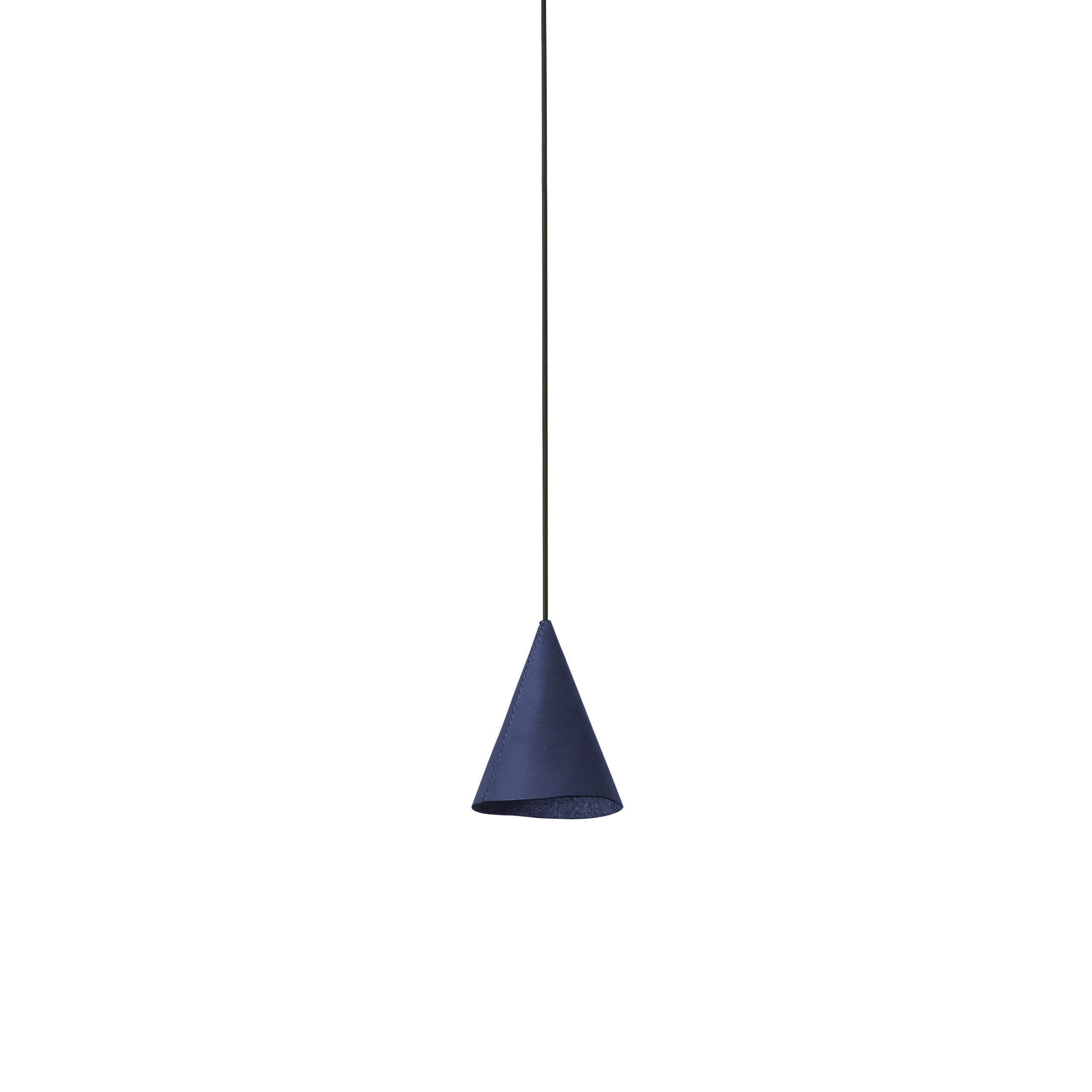 Suspension avec abat-jour conique en cuir Fada Led au design contemporain et original Suspension avec abat-jour conique en cuir Fada Led au design contemporain et original