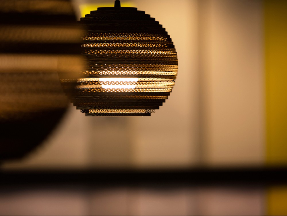 Suspension en carton recyclé Moon14 Scraplights ∅36 par Graypants
