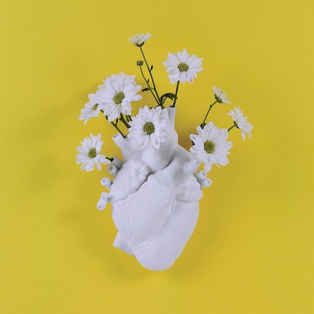 Vase design Love in Bloom en porcelaine en forme de coeur par Marcantonio X Seletti