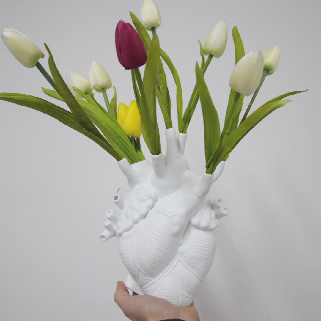 Vase design Love in Bloom en porcelaine en forme de coeur par Marcantonio X Seletti Vase design Love in Bloom en porcelaine en forme de coeur par Marcantonio X Seletti