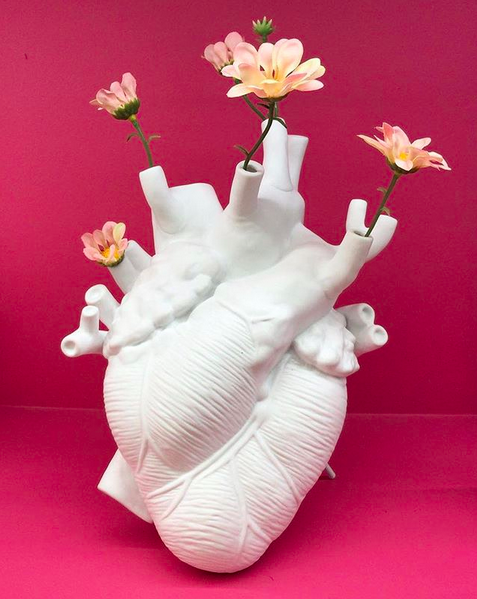 Vase design Love in Bloom en porcelaine en forme de coeur par Marcantonio X Seletti Vase design Love in Bloom en porcelaine en forme de coeur par Marcantonio X Seletti