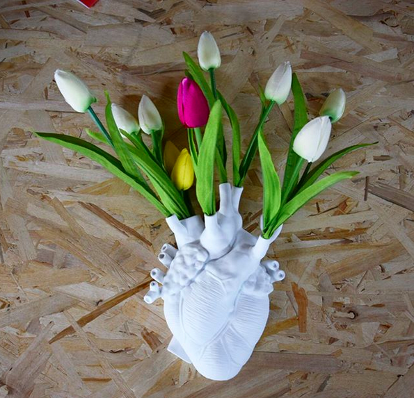 Vase design Love in Bloom en porcelaine en forme de coeur par Marcantonio X Seletti Vase design Love in Bloom en porcelaine en forme de coeur par Marcantonio X Seletti