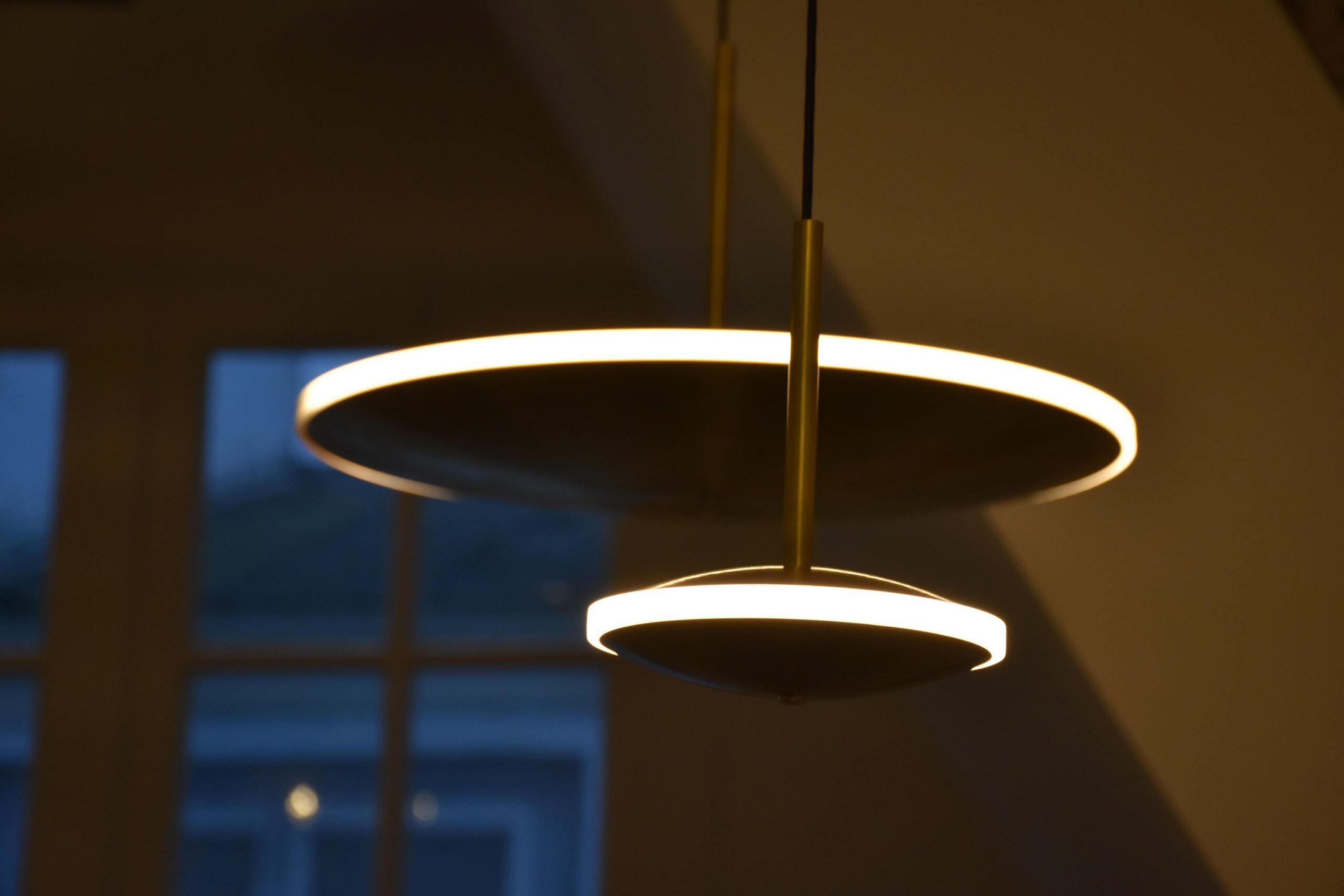 Suspension en laiton Dish10v Ø24 chrona par Graypants X Seth Grizzle et Jonathan Junker en forme de soucoupe Suspension en laiton Dish10v Ø24 chrona par Graypants X Seth Grizzle et Jonathan Junker en forme de soucoupe