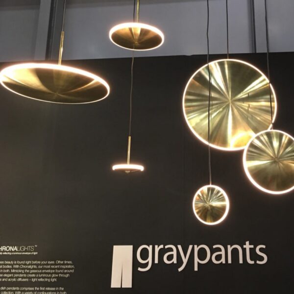 Suspension en laiton Dish10v Ø24 chrona par Graypants X Seth Grizzle et Jonathan Junker en forme de soucoupe