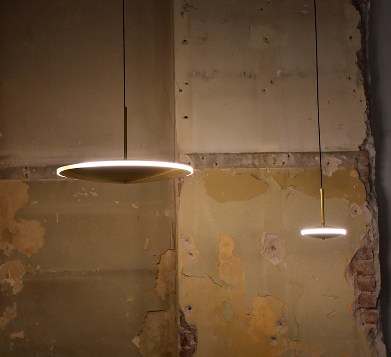 Suspension en laiton Dish6h Ø14 chrona par Graypants X Seth Grizzle et Jonathan Junker en forme de soucoupe