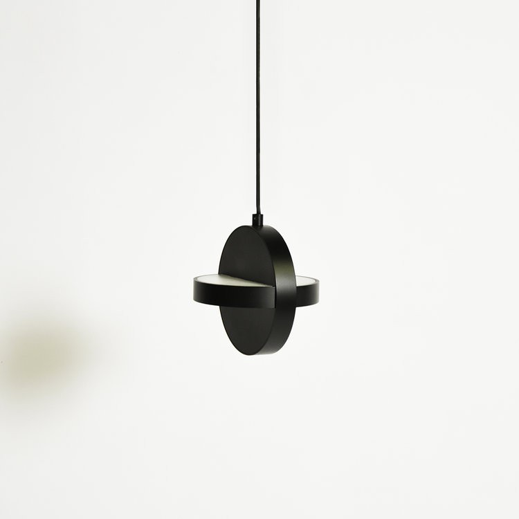 Suspension design PLUS Led noir en acier noir par NOCC X Eno studio