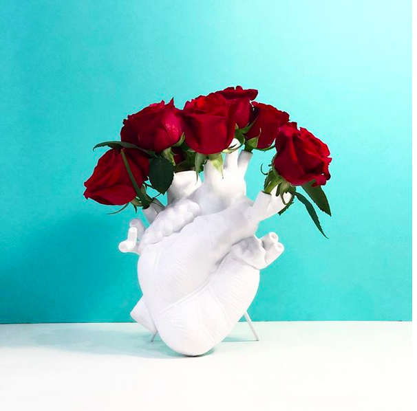 Vase design Love in Bloom en porcelaine en forme de coeur par Marcantonio X Seletti Vase design Love in Bloom en porcelaine en forme de coeur par Marcantonio X Seletti