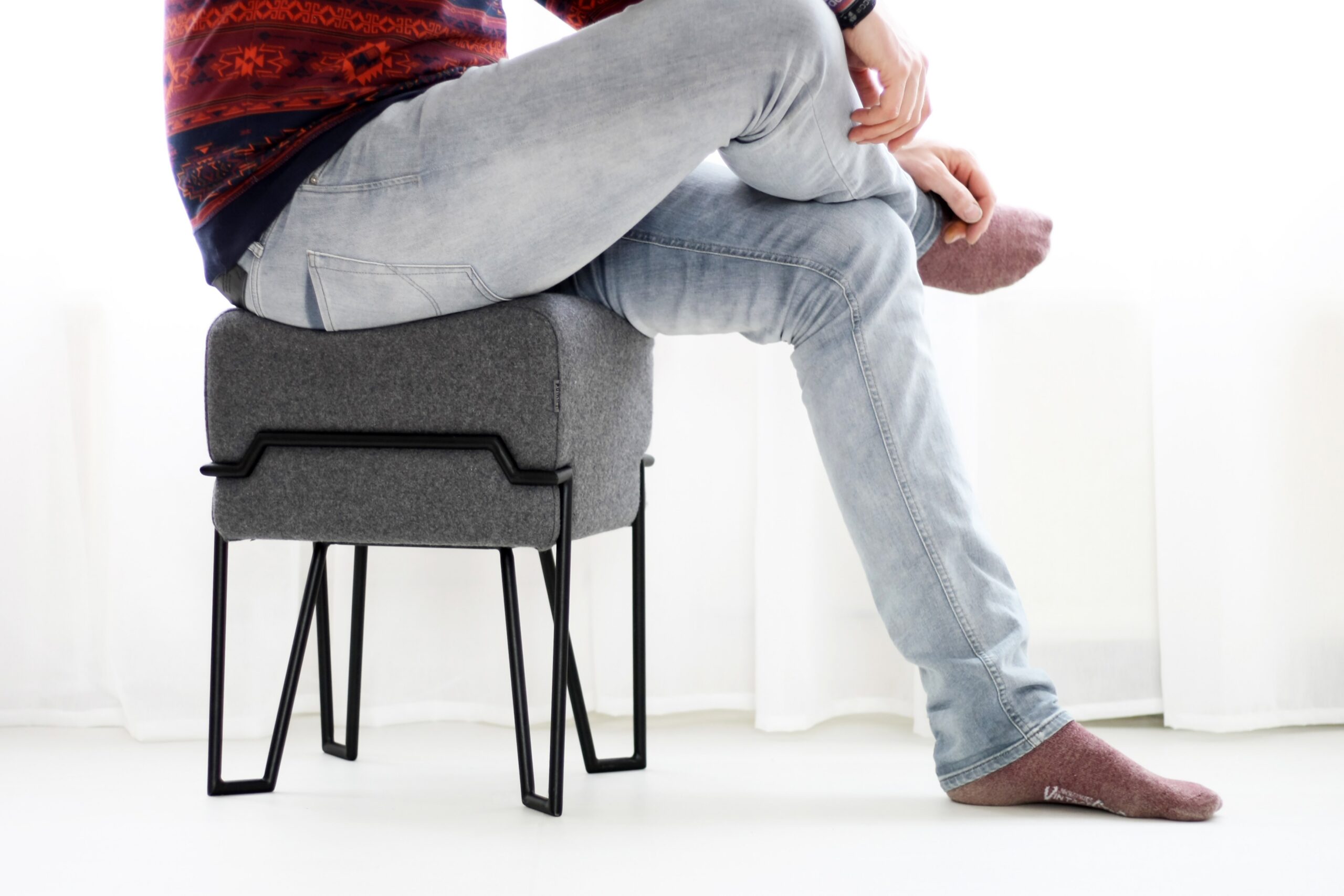 Tabouret design en feutre Bokk au design graphique par Ka-Lai Chan X Puik Art Tabouret design Bokk noir/gris en feutre