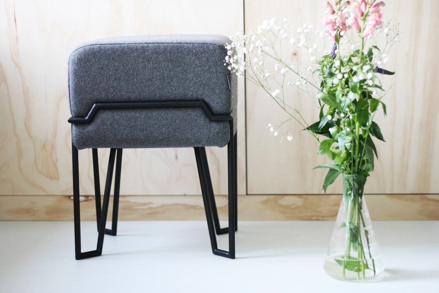 Tabouret design en feutre Bokk au design graphique par Ka-Lai Chan X Puik Art Tabouret design Bokk noir/gris en feutre