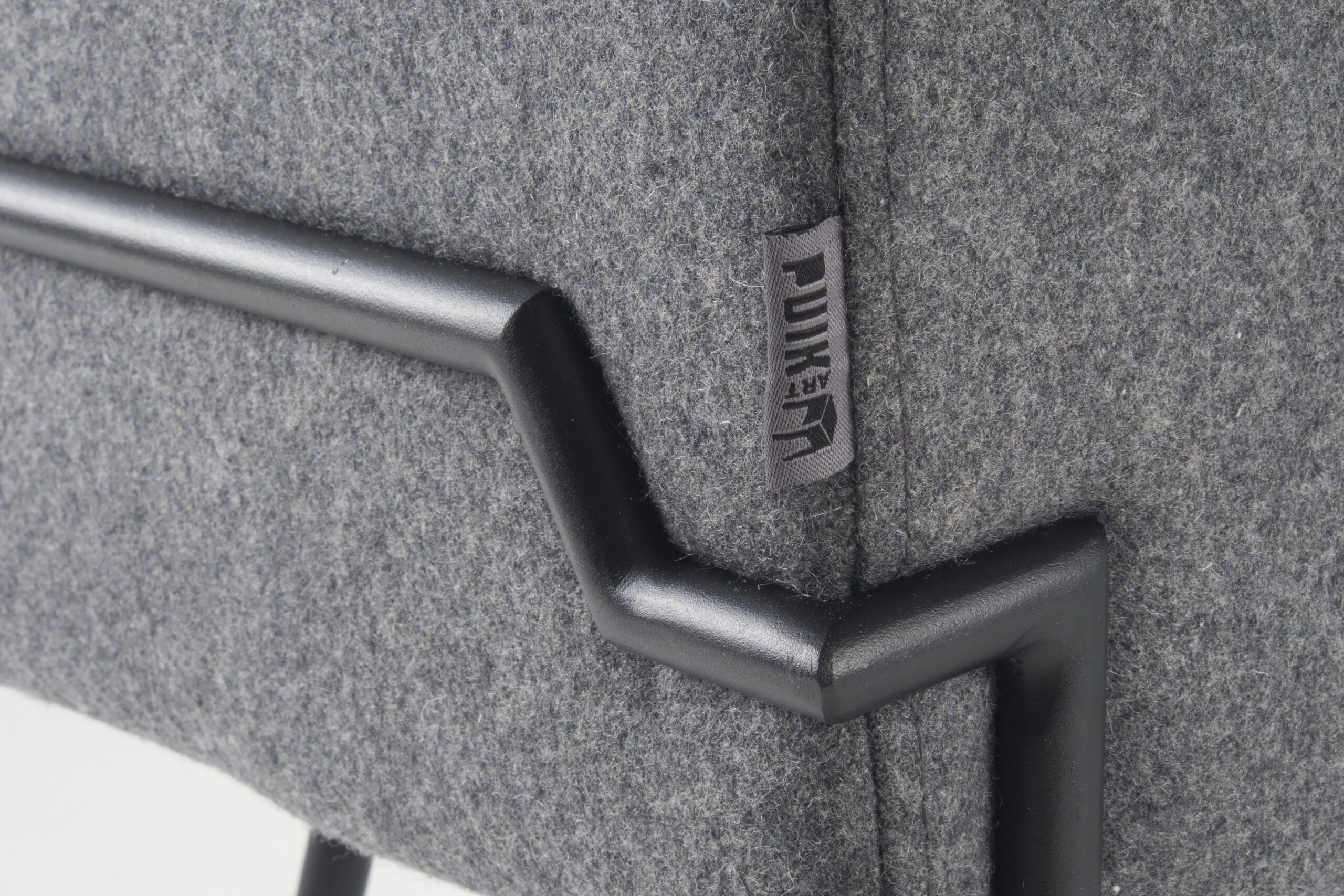 Tabouret design en feutre Bokk au design graphique par Ka-Lai Chan X Puik Art Tabouret design Bokk noir/gris en feutre