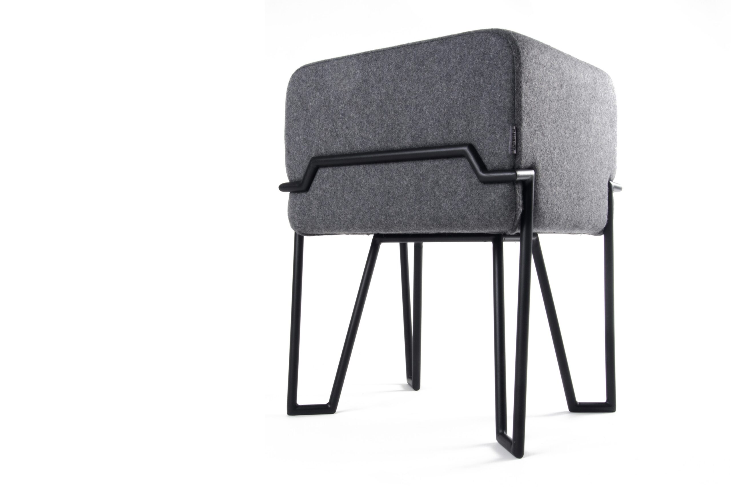 Tabouret design en feutre Bokk au design graphique par Ka-Lai Chan X Puik Art Tabouret design Bokk noir/gris en feutre