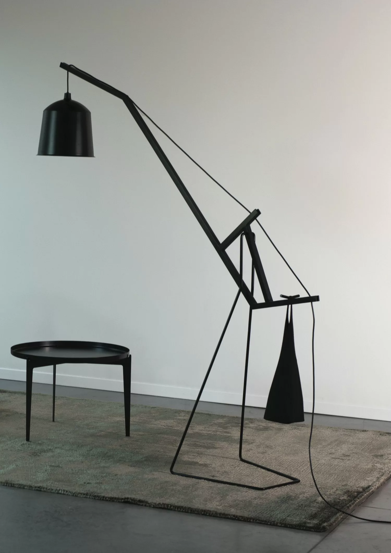 Lampadaire balance A FLOOR LAMP en bois de frêne par Aust & Amelung X Covo design
