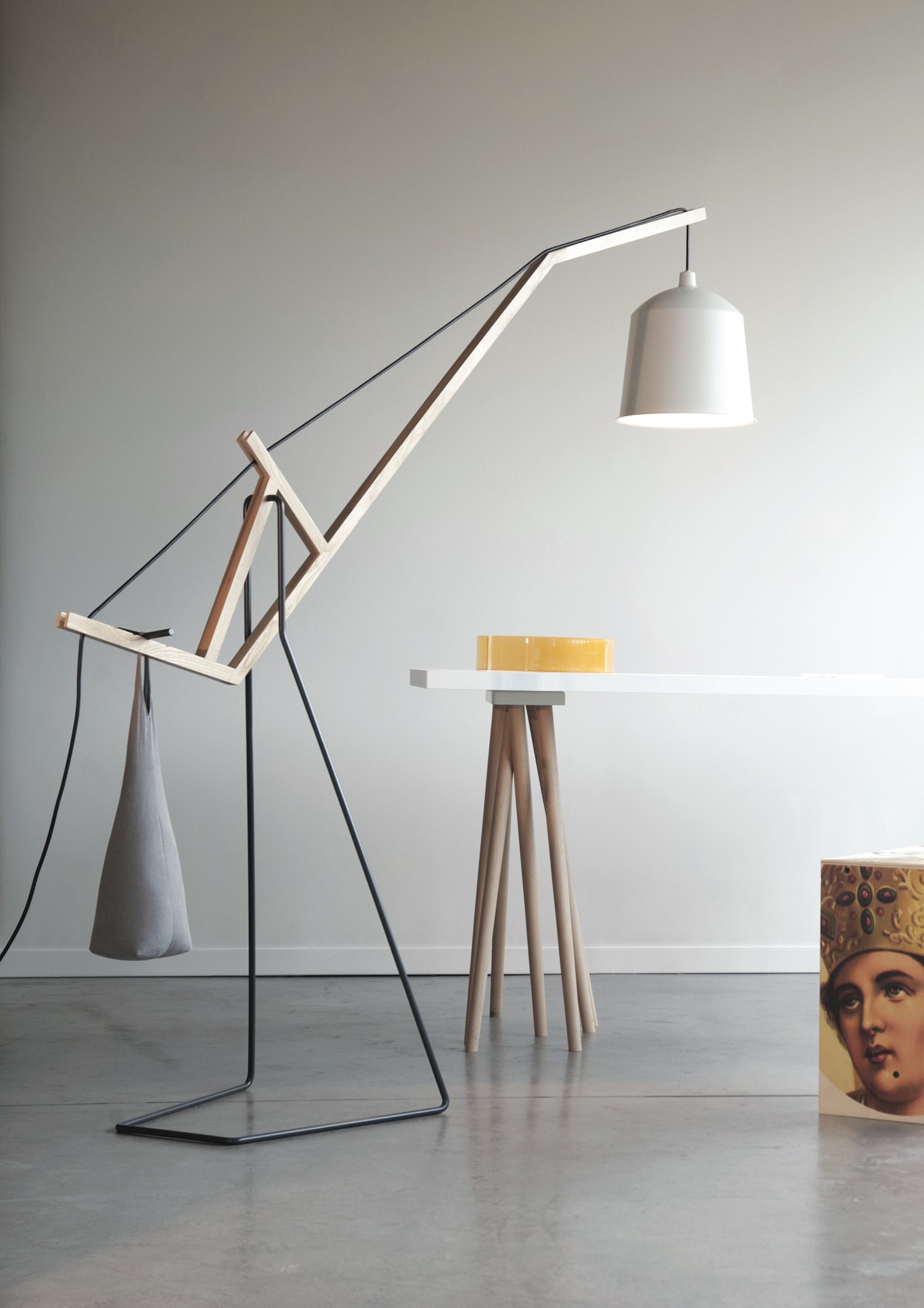 Lampadaire balance A FLOOR LAMP en bois de frêne par Aust & Amelung X Covo design Lampadaire balance A FLOOR LAMP en bois de frêne par Aust & Amelung X Covo design