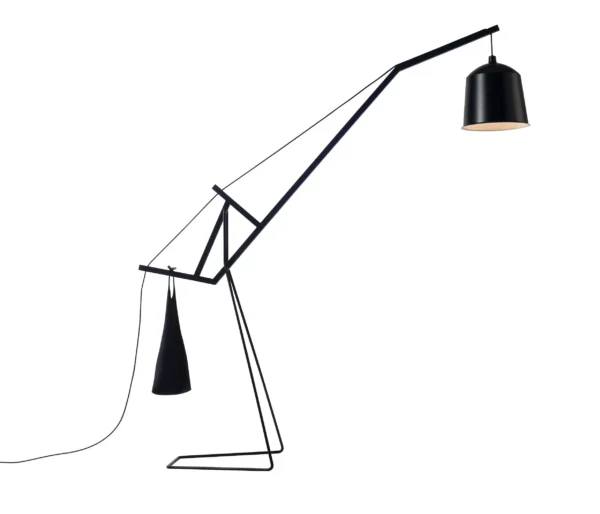 Lampadaire balance A FLOOR LAMP en bois de frêne par Aust & Amelung X Covo design