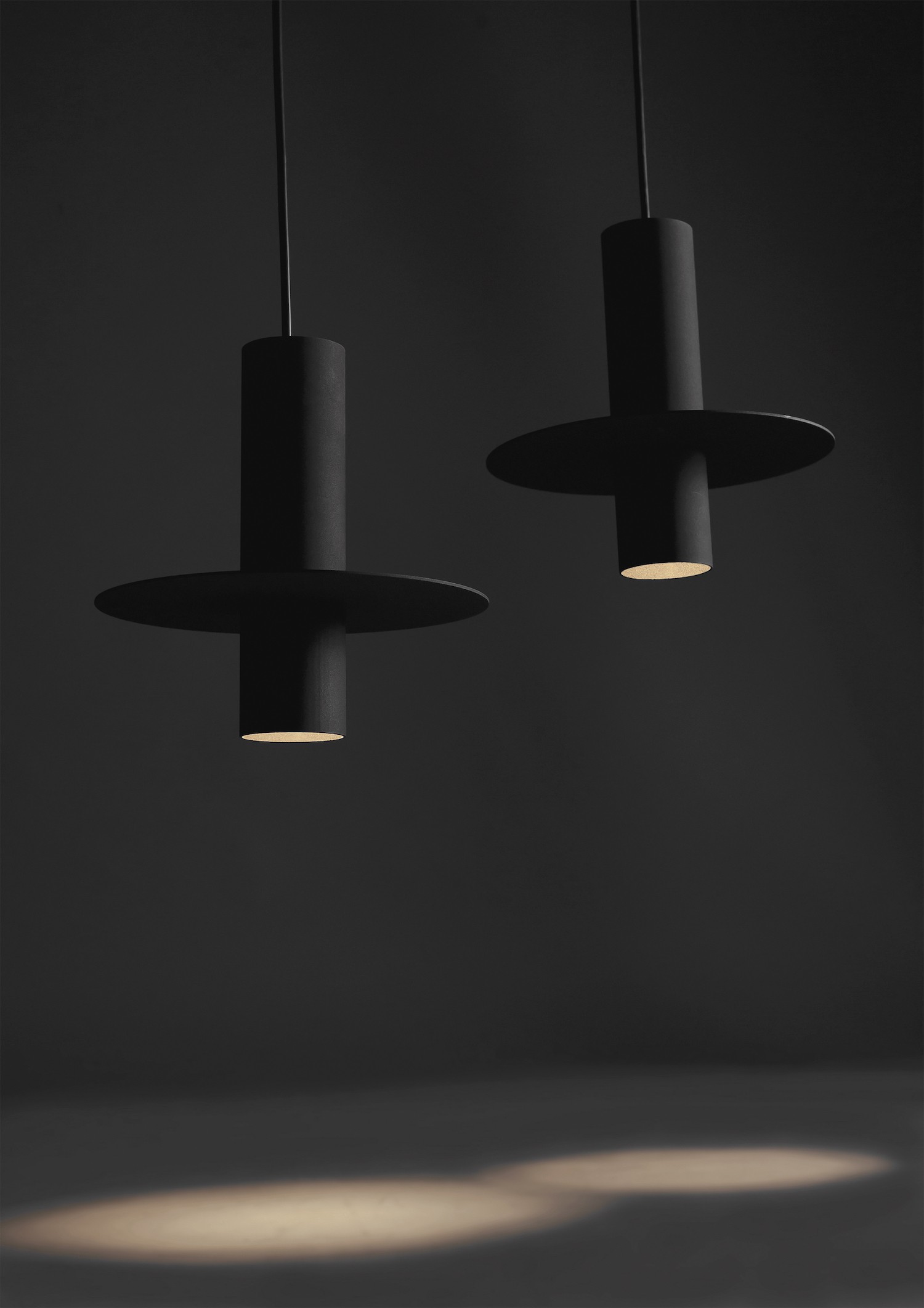 Suspension minimaliste KREIS en forme de cercle par Roberto Labella X Covo design