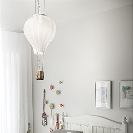 Suspension montgolfière en verre soufflé pour une chambre d'enfant Suspension montgolfière en verre soufflé pour une chambre d'enfant